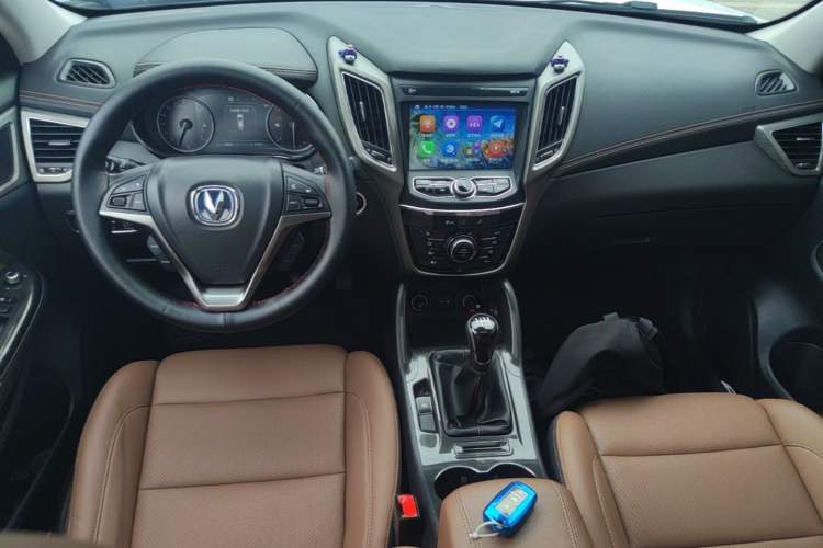 Used CHANGAN CS75 2017 Shangkui Edition 1.5T Manual Fengxiang Model Center Console