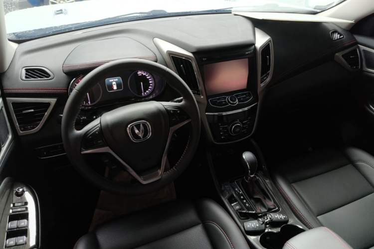 Used CHANGAN CS75 2017 Shangkui Edition 1.5T Automatic Fengxiang Model Center Console