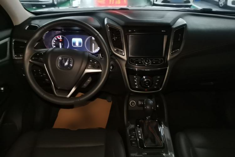Used CHANGAN CS75 2017 Shangkui Edition 1.5T Automatic Fengxiang Model Center Console