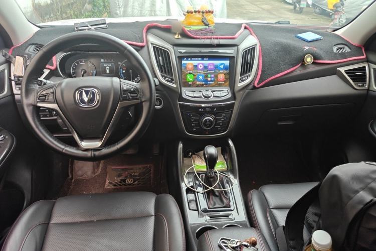 Used CHANGAN CS75 2017 Shangkui Edition 1.5T Automatic Fengxiang Model Center Console