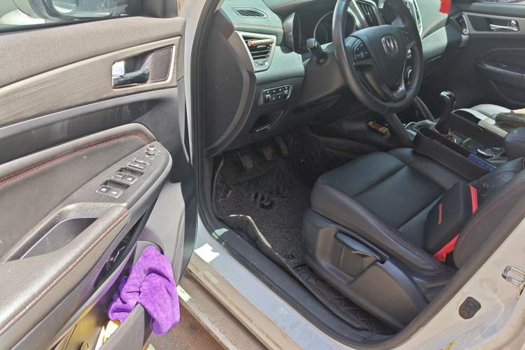 Used CHANGAN CS75 2017 Shangkui Edition 1.5T Manual Fengxiang Model Driver Seat