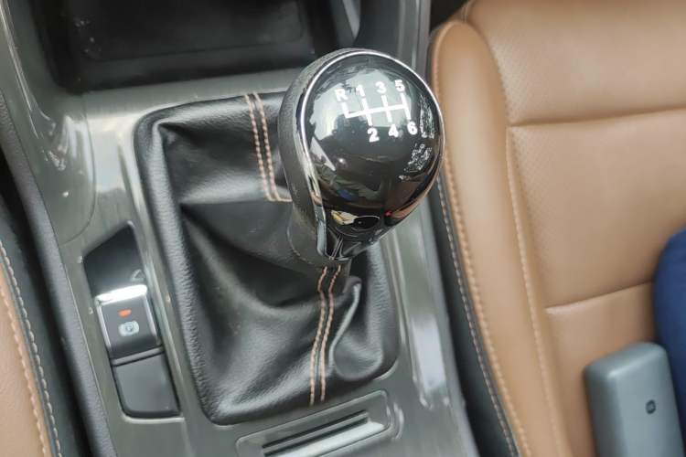 Used CHANGAN CS75 2017 Shangkui Edition 1.5T Manual Fengxiang Model Gear Lever