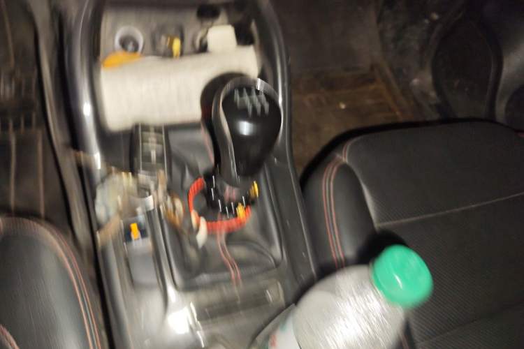Used CHANGAN CS75 2017 Shangkui Edition 1.5T Manual Fengxiang Model Gear Lever