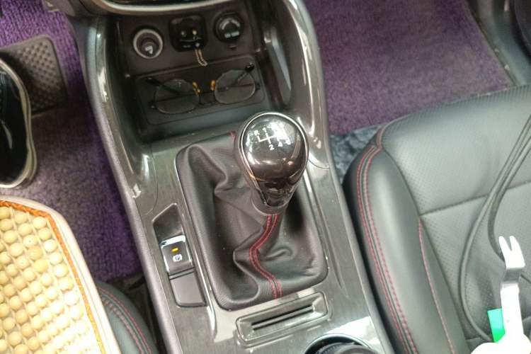 Used CHANGAN CS75 2017 Shangkui Edition 1.5T Manual Fengxiang Model Gear Lever
