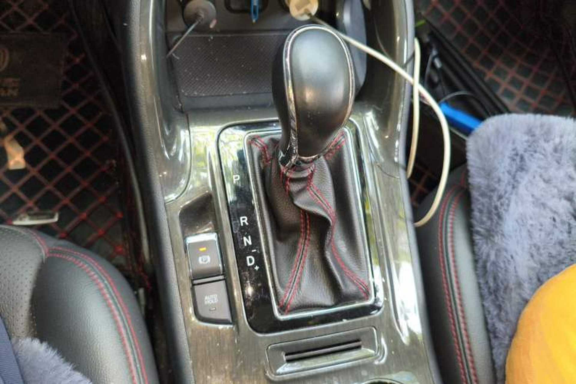 Used CHANGAN CS75 2017 Shangkui Edition 1.5T Automatic Fengxiang Model Gear Lever