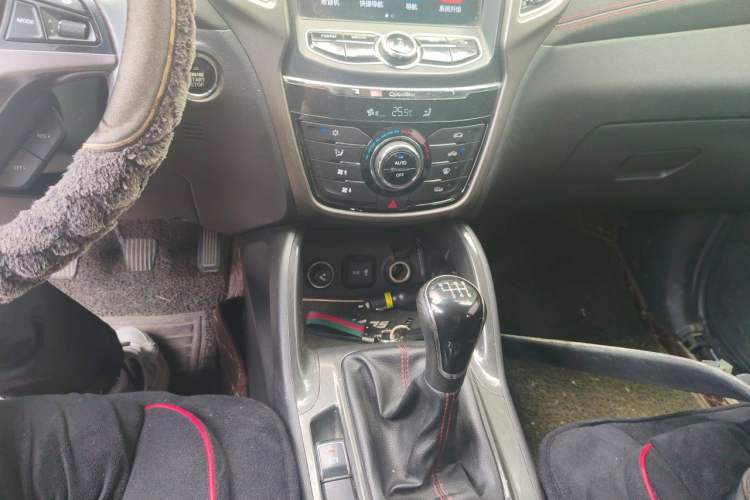 Used CHANGAN CS75 2017 Shangkui Edition 1.5T Manual Fengxiang Model Gear Lever