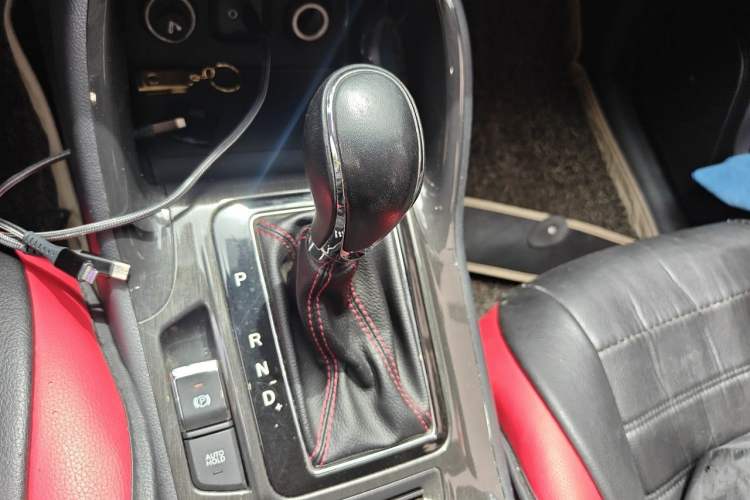 Used CHANGAN CS75 2017 Shangkui Edition 1.5T Automatic Fengxiang Model Gear Lever