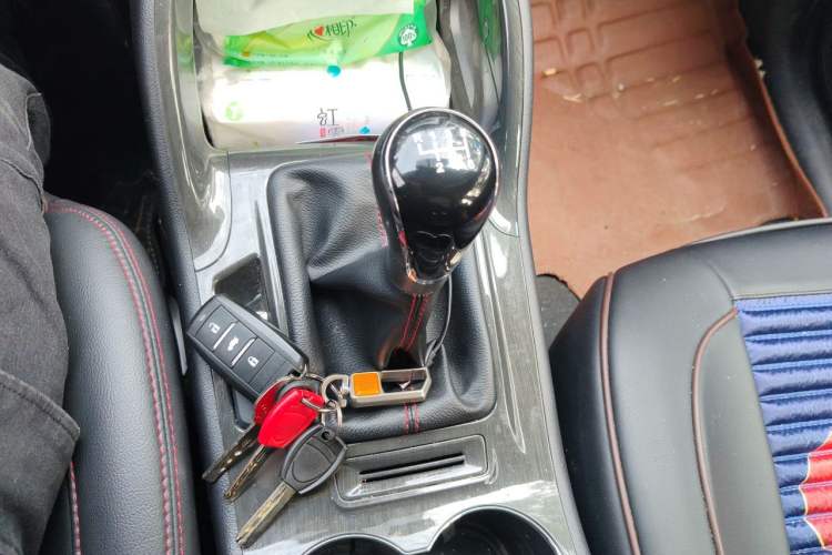 Used CHANGAN CS75 2017 Shangku Edition 1.5T Manual ZhiXiang Model Gear Lever