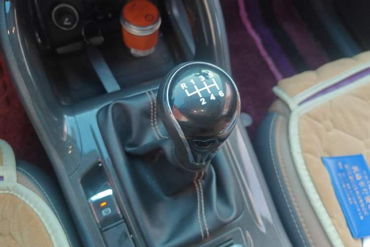 Used CHANGAN CS75 2017 Shangku Edition 1.5T Manual ZhiXiang Model Gear Lever
