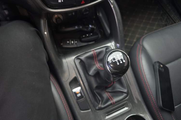 Used CHANGAN CS75 2017 Shangkui Edition 1.5T Manual Fengxiang Model Gear Lever