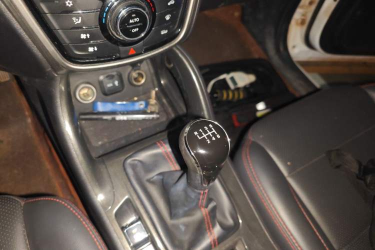 Used CHANGAN CS75 2017 Shangkui Edition 1.5T Manual Fengxiang Model Gear Lever