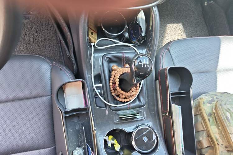 Used CHANGAN CS75 2017 Shangkui Edition 1.5T Manual Fengxiang Model Gear Lever