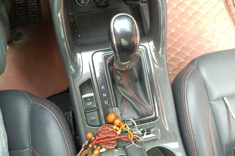 Used CHANGAN CS75 2017 Shangkui Edition 1.5T Automatic Fengxiang Model Gear Lever