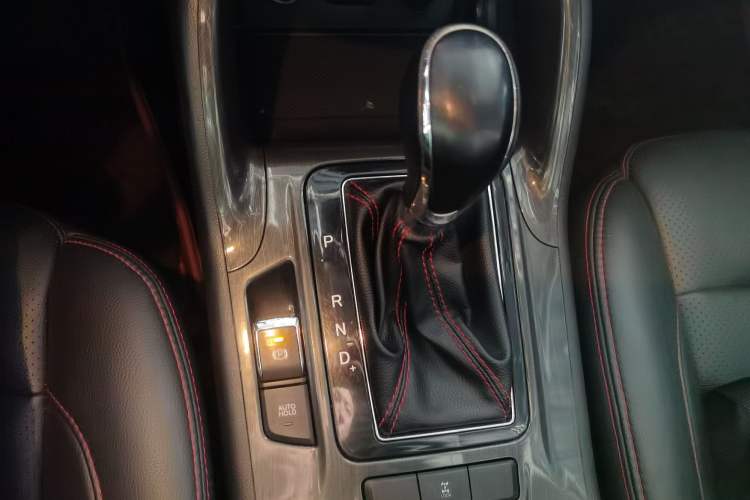 Used CHANGAN CS75 2017 Shangkui Edition 1.8T Automatic All-Wheel-Drive Elite Model Gear Lever