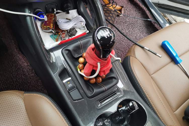Used CHANGAN CS75 2017 Shangku Edition 1.5T Manual ZhiXiang Model Gear Lever