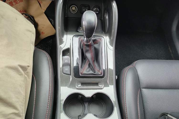 Used CHANGAN CS75 2017 Shangkui Edition 1.5T Automatic Fengxiang Model Gear Lever
