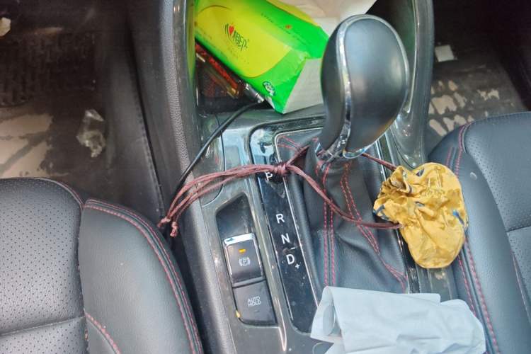 Used CHANGAN CS75 2017 Shangkui Edition 1.5T Automatic Fengxiang Model Gear Lever
