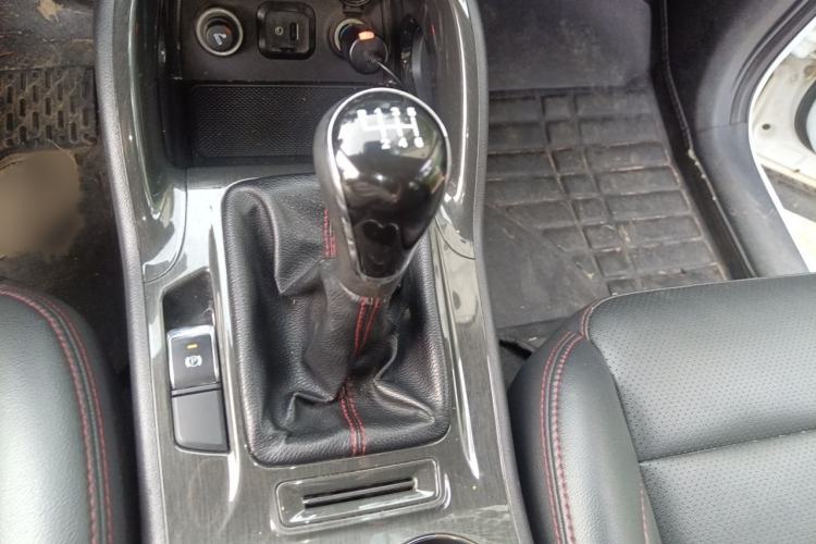 Used CHANGAN CS75 2017 Shangkui Edition 1.5T Manual Fengxiang Model Gear Lever