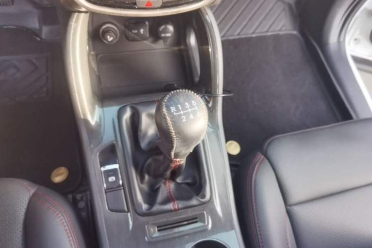 Used CHANGAN CS75 2017 Shangku Edition 1.5T Manual ZhiXiang Model Gear Lever