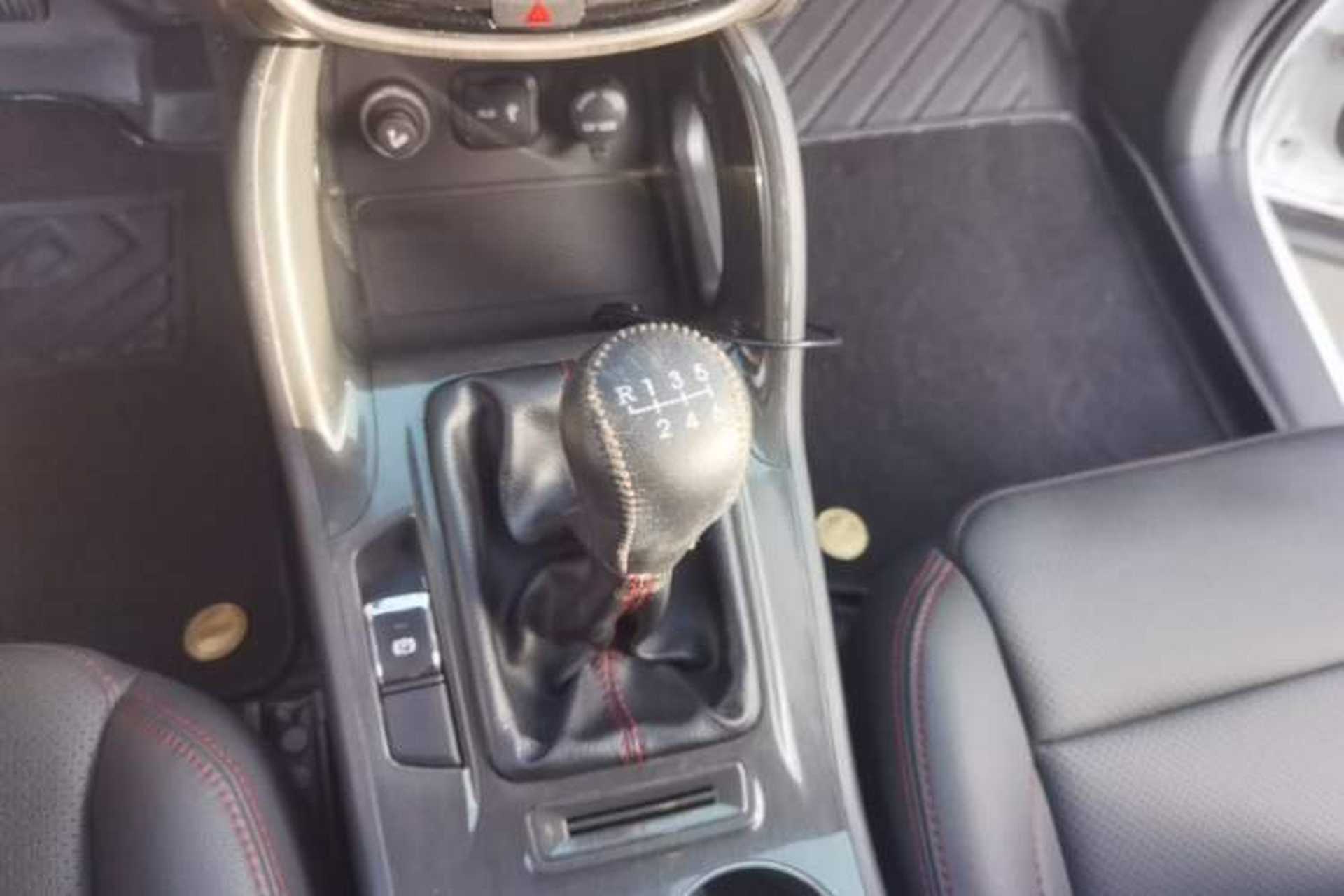 Used CHANGAN CS75 2017 Shangku Edition 1.5T Manual ZhiXiang Model Gear Lever