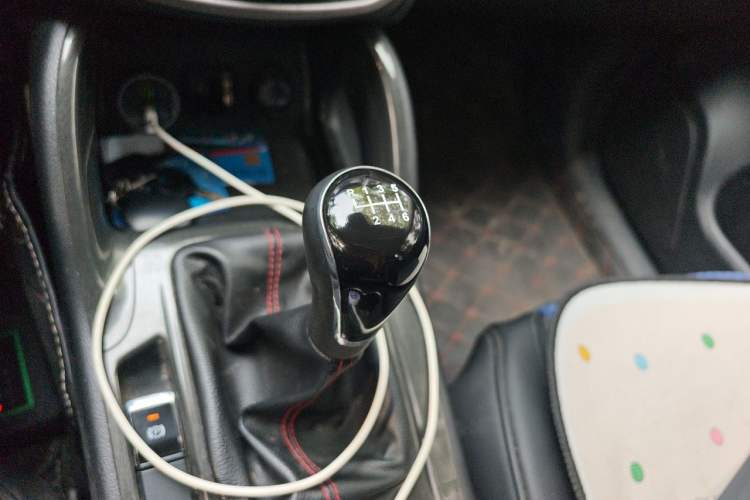 Used CHANGAN CS75 2017 Shangkui Edition 1.5T Manual Fengxiang Model Gear Lever