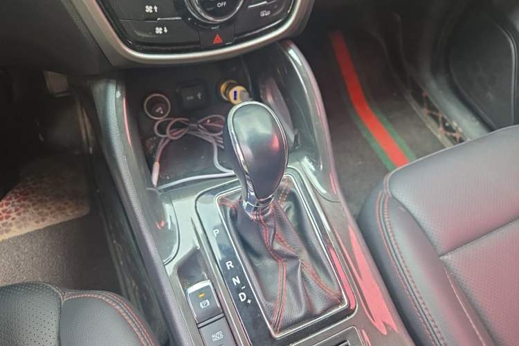 Used CHANGAN CS75 2017 Shangkui Edition 1.5T Automatic Fengxiang Model Gear Lever