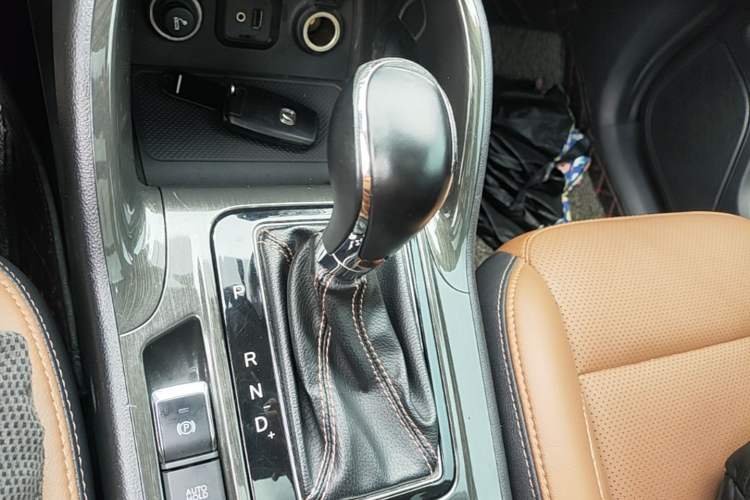 Used CHANGAN CS75 2017 Shangkui Edition 1.5T Automatic Fengxiang Model Gear Lever