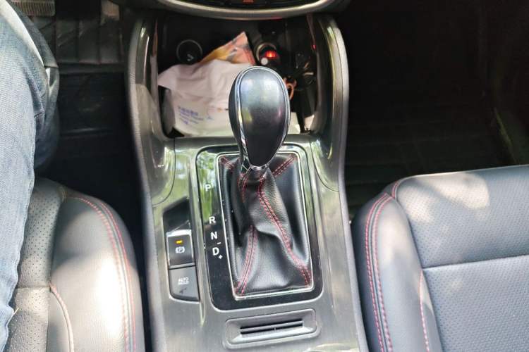 Used CHANGAN CS75 2017 Shangkui Edition 1.5T Automatic Fengxiang Model Gear Lever