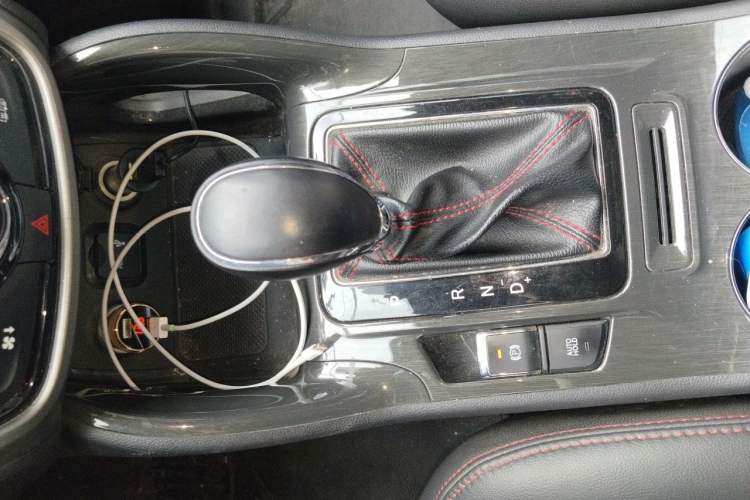 Used CHANGAN CS75 2017 Shangkui Edition 1.5T Automatic Fengxiang Model Gear Lever
