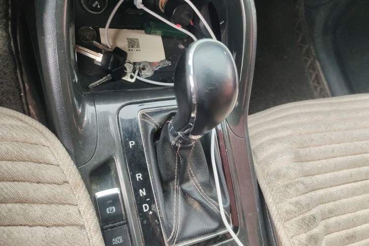 Used CHANGAN CS75 2017 Shangkui Edition 1.8T Automatic All-Wheel-Drive Luxury Model Gear Lever