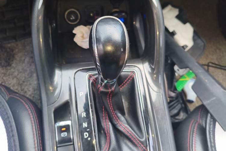 Used CHANGAN CS75 2017 Shangkui Edition 1.5T Automatic Fengxiang Model Gear Lever