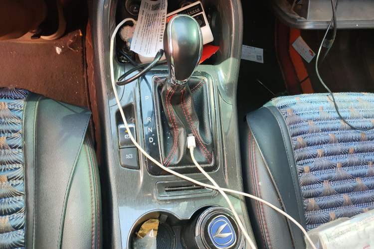 Used CHANGAN CS75 2017 Shangkui Edition 1.5T Automatic Fengxiang Model Gear Lever