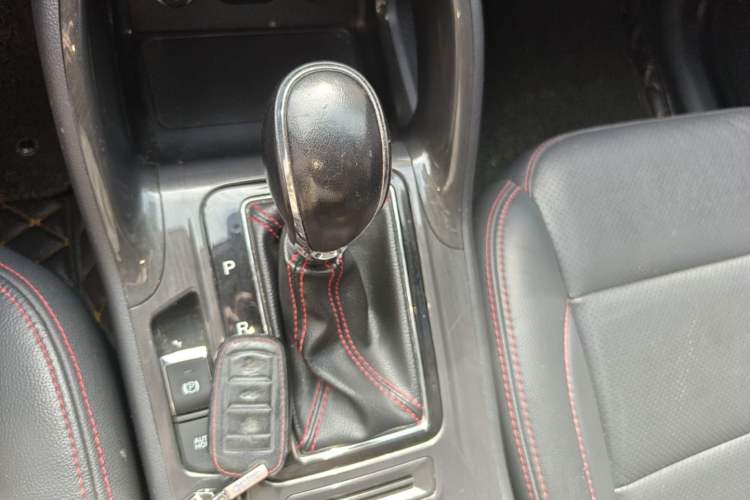 Used CHANGAN CS75 2017 Shangkui Edition 1.5T Automatic Fengxiang Model Gear Lever
