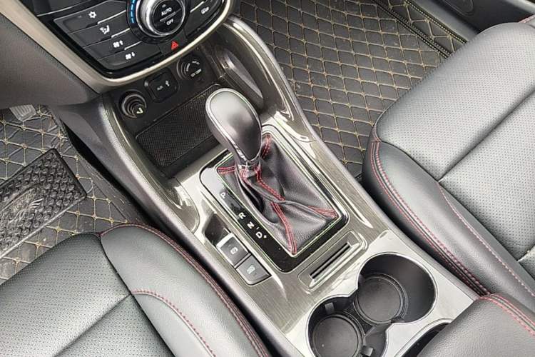 Used CHANGAN CS75 2017 Shangkui Edition 1.5T Automatic Fengxiang Model Gear Lever