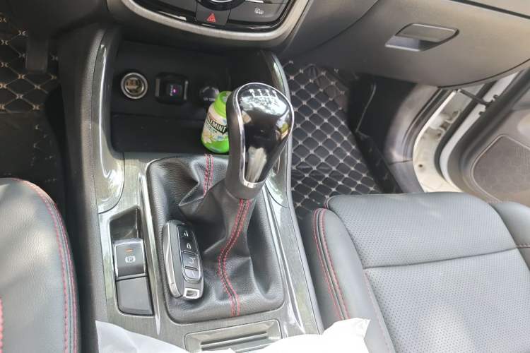 Used CHANGAN CS75 2017 Shangkui Edition 1.5T Manual Fengxiang Model Gear Lever