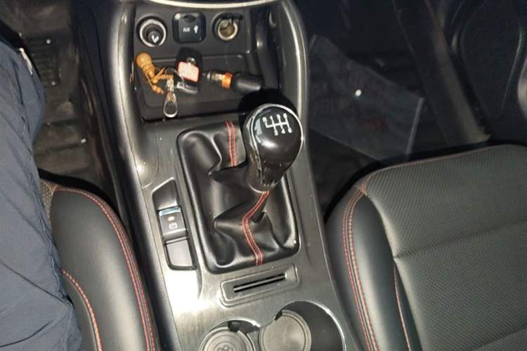 Used CHANGAN CS75 2017 Shangkui Edition 1.5T Manual Fengxiang Model Gear Lever