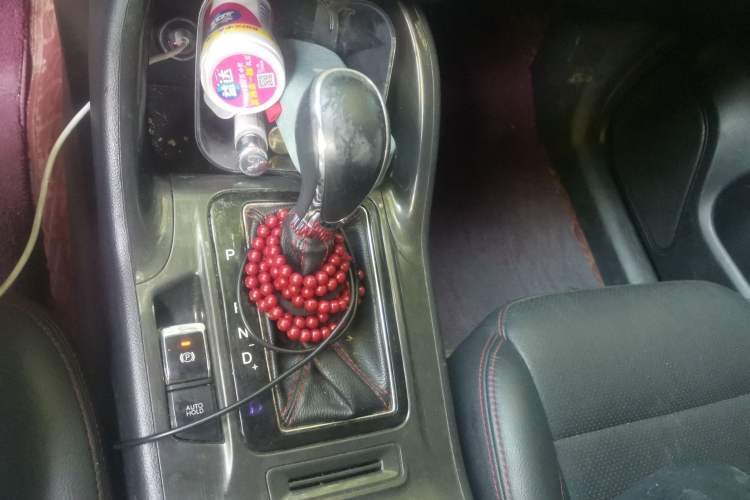 Used CHANGAN CS75 2017 Shangkui Edition 1.5T Automatic Fengxiang Model Gear Lever