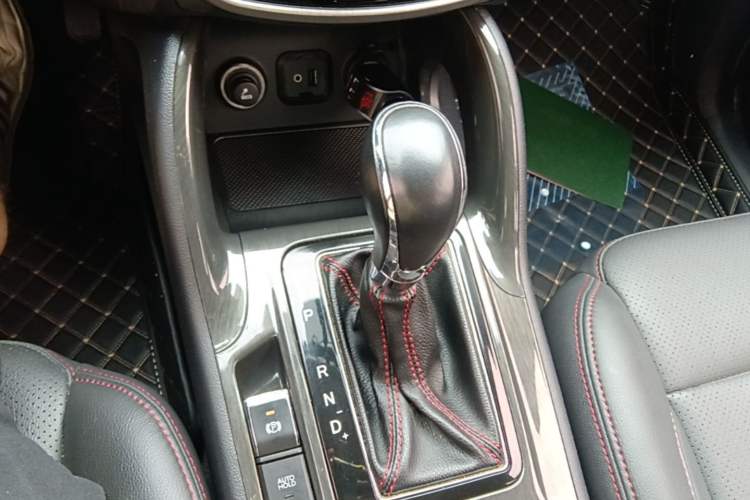 Used CHANGAN CS75 2017 Shangkui Edition 1.5T Automatic Fengxiang Model Gear Lever