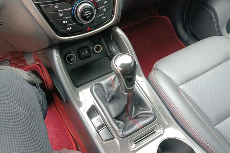 Used CHANGAN CS75 2017 Shangku Edition 1.5T Manual ZhiXiang Model Gear Lever