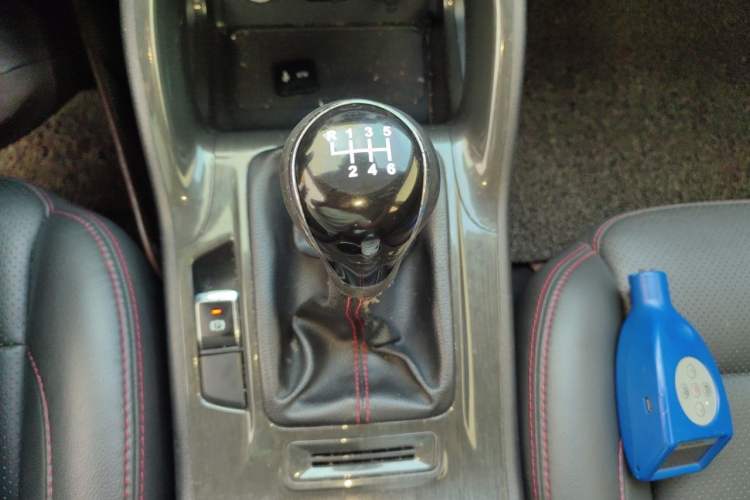 Used CHANGAN CS75 2017 Shangkui Edition 1.5T Manual Fengxiang Model Gear Lever