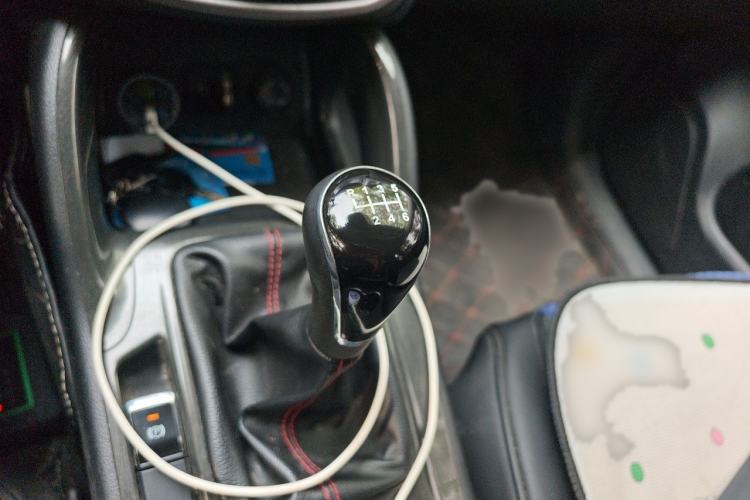Used CHANGAN CS75 2017 Shangkui Edition 1.5T Manual Fengxiang Model Gear Lever