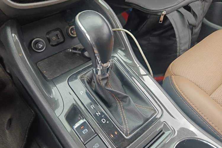 Used CHANGAN CS75 2017 Shangkui Edition 1.5T Automatic Fengxiang Model Gear Lever