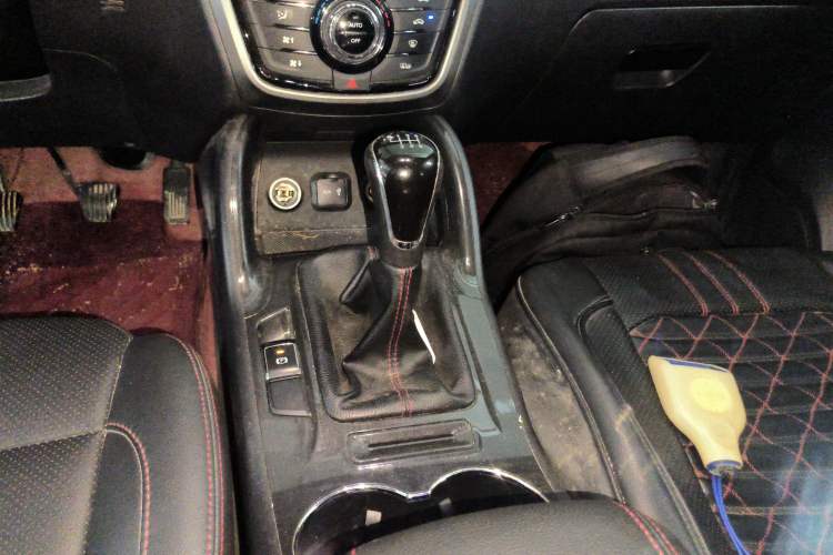 Used CHANGAN CS75 2017 Shangku Edition 1.5T Manual ZhiXiang Model Gear Lever