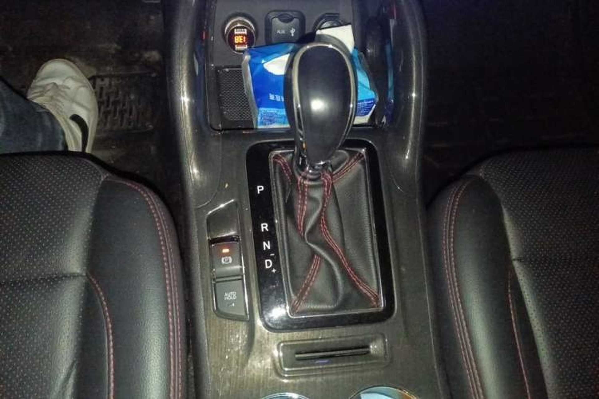 Used CHANGAN CS75 2017 Shangkui Edition 1.5T Automatic Fengxiang Model Gear Lever