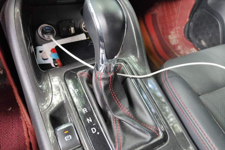 Used CHANGAN CS75 2017 Shangkui Edition 1.5T Automatic Fengxiang Model Gear Lever