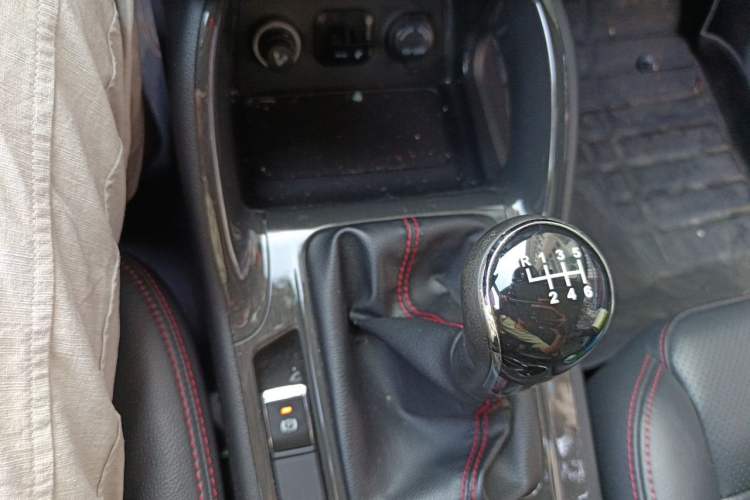 Used CHANGAN CS75 2017 Shangkui Edition 1.5T Manual Fengxiang Model Gear Lever