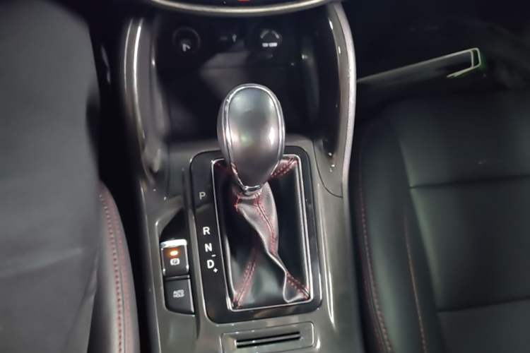 Used CHANGAN CS75 2017 Shangkui Edition 1.5T Automatic Fengxiang Model Gear Lever