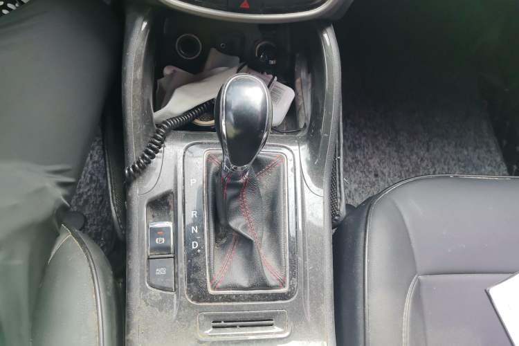 Used CHANGAN CS75 2017 Shangkui Edition 1.5T Automatic Fengxiang Model Gear Lever