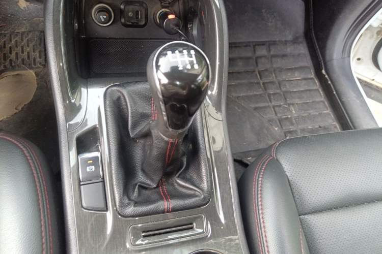Used CHANGAN CS75 2017 Shangkui Edition 1.5T Manual Fengxiang Model Gear Lever