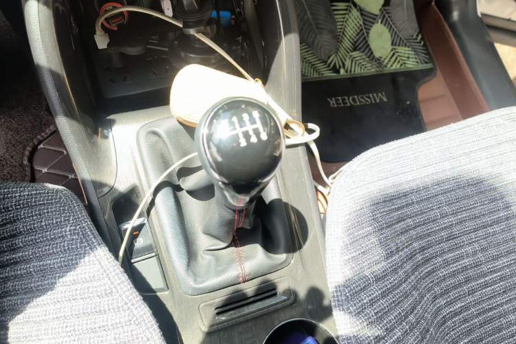 Used CHANGAN CS75 2017 Shangkui Edition 1.5T Manual Fengxiang Model Gear Lever